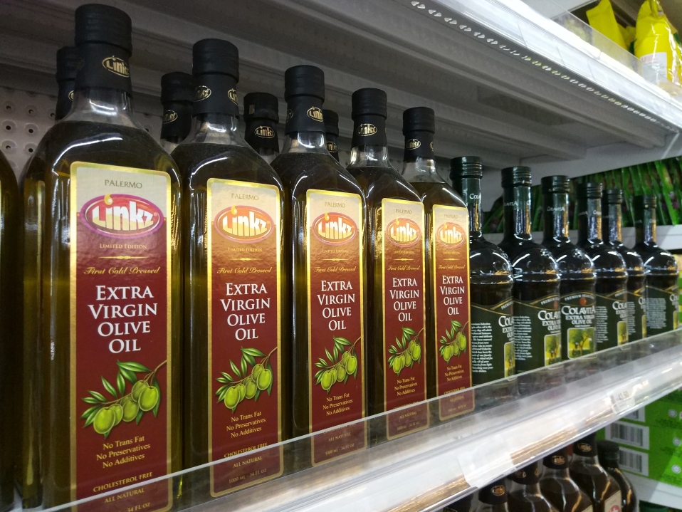 Оливковое масло после срока годности. Оливковое масло. Оливковое масло в магазине. Оливковое масло выбрать. Хранение оливкового масла.